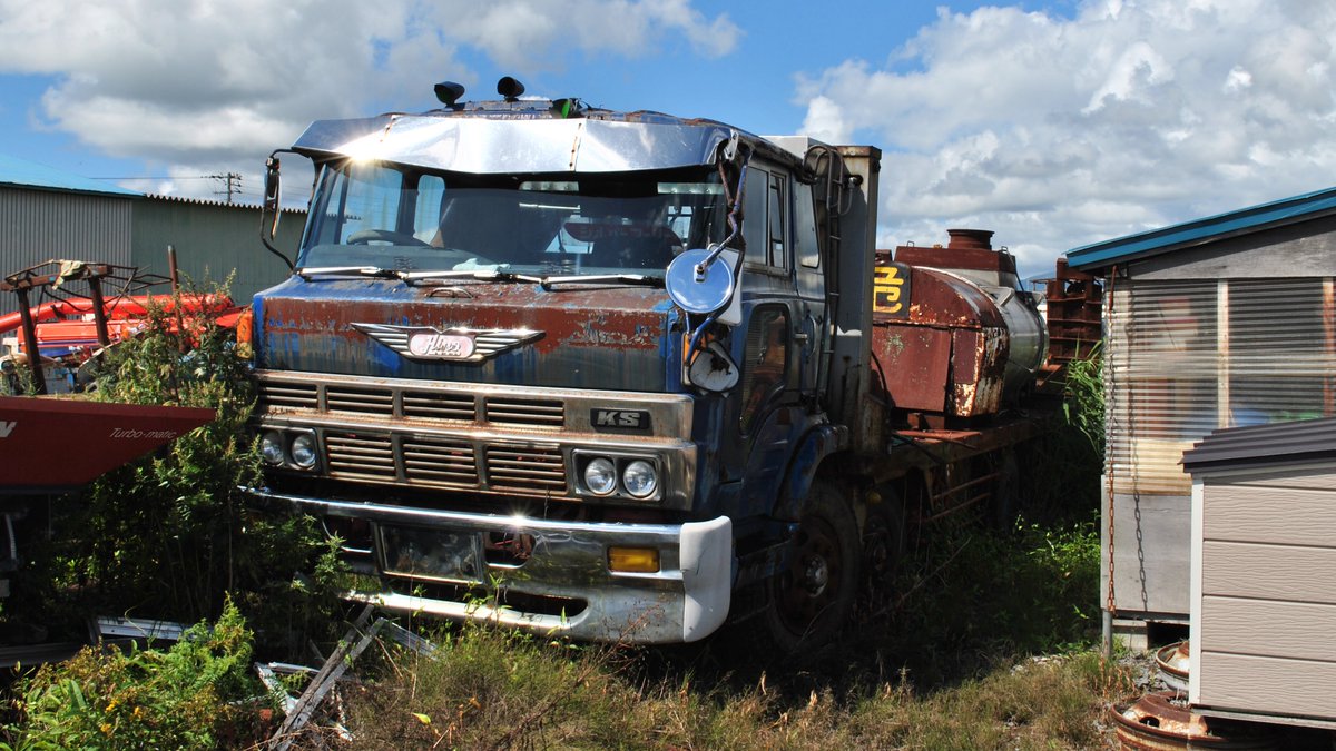 日野ffシフト527 6914 U Tvitteri トラックコレクション第12弾で日野ksのセルフローダーが製品化されたということで 以前 雨竜郡で発見した安全窓付きの最終型と思われる日野ksのセルフローダーの廃車体 丸バイザーにスーパードルフィンのフロントバンパーが装着