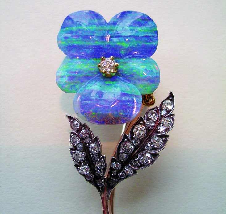 This #opal Pansy brooch is a taster of the 20th Century decorative bronzes, glass and jewellery you can expect to find on the Markov stand at this weekend's #PetersfieldAntiquesFair

Reserve your Complimentary E-Tickets now - penman-fairs.co.uk
#Petersfield #Hampshire