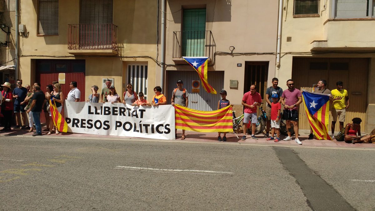 PobleFem's tweet photo. #lavuelta19 passa per #sarral i sortim a dir
#llibertatpresospolitics #independencia https://t.co/V8gA2moGzF