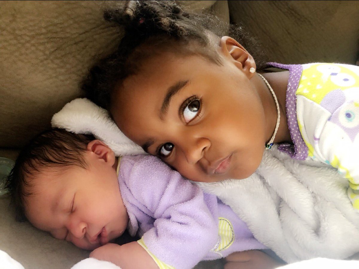 Ciarrababe's tweet photo. omg my sweet girl loves her baby sister and it absolutely melts my heart π #mommaoftwo https://t.co/UImLJRCyB4