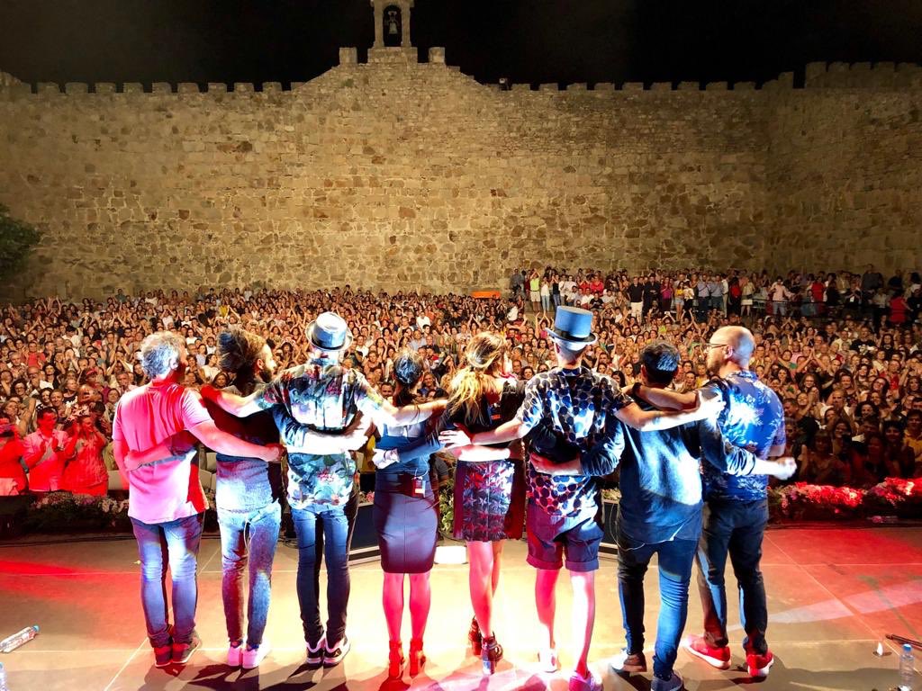 RozalenMusic's tweet photo. Cuanto más visito Extremadura más lo confirmo: esta tierra es uno de mis mayores descubrimientos❤️
Qué privilegio el concierto de ayer en el castillo de Trujillo!
Qué privilegio tener un público tan bonito y que nos cuida tanto... 
MIllones de GRACIAS💕
Os amo💋
#CuandoElRíoSuena https://t.co/WNP1smJvPK
