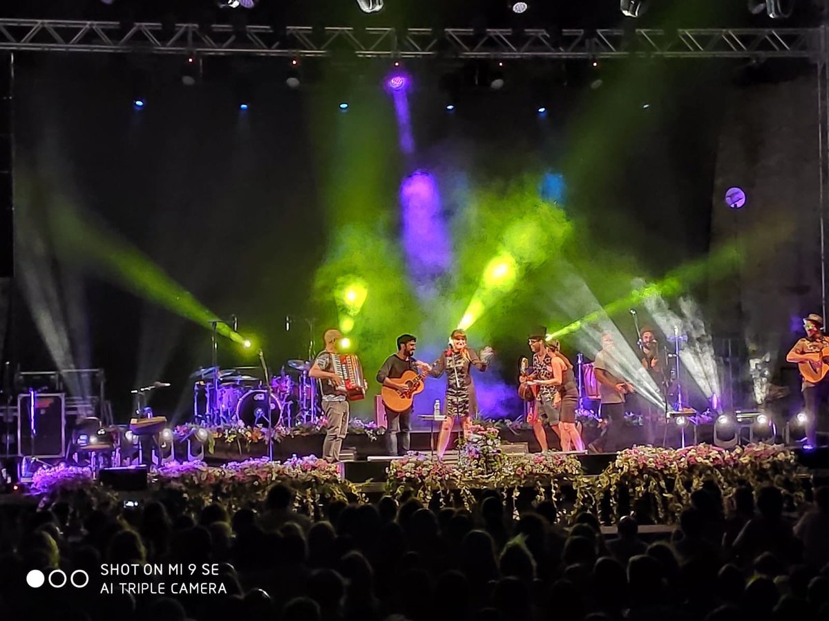 RozalenMusic's tweet photo. Cuanto más visito Extremadura más lo confirmo: esta tierra es uno de mis mayores descubrimientos❤️
Qué privilegio el concierto de ayer en el castillo de Trujillo!
Qué privilegio tener un público tan bonito y que nos cuida tanto... 
MIllones de GRACIAS💕
Os amo💋
#CuandoElRíoSuena https://t.co/WNP1smJvPK