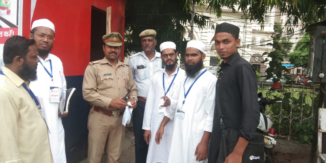 PayameInsaniyt's tweet photo. 29-08-2019
#AIPIF
#TheMessageOfHumanity
unit #Lucknow के साथी द्वारा अनंद चौराहा,चैना बाजार,परिवर्तन चोराहा,हज़रतगंज चौराहा,हज़रत गंज कतवाली जग्हों पर तपती धूप और धूल में ट्रैफिक संचालन हेतु समर्पित पुलिस के जवानों में बिस्किट, ठंडा पानी और नाशते बांटे गये
@adgzonelucknow https://t.co/pYH7Ge0Amc