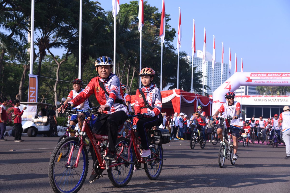 DPR_RI's tweet photo. Ketua DPR RI Bambang Soesatyo membuka secara resmi Gowes Sehat DPR Bersama Rakyat dalam rangkaian Pesta Rakyat memperingati HUT Ke-74 DPR RI, di Kompleks Parlemen, Senayan, Jakarta, Sabtu, 31 Agustus 2019. #PestaRakyat #DPRbersamaRakyat #HUT74DPR #74TahunDPR https://t.co/ExG440i8rF