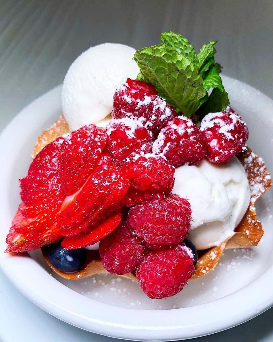 Wanna know how to fight👊🏻 the summer☀ heat🔥 with style 😏 ❔
You should try this delicious ice cream🍨, with fresh berries🍓, all served inside a crunchy cookie🍪 bowl 😋, it's so beautiful😍, that it's almost a shame that autumn🍁 is coming 😭❗