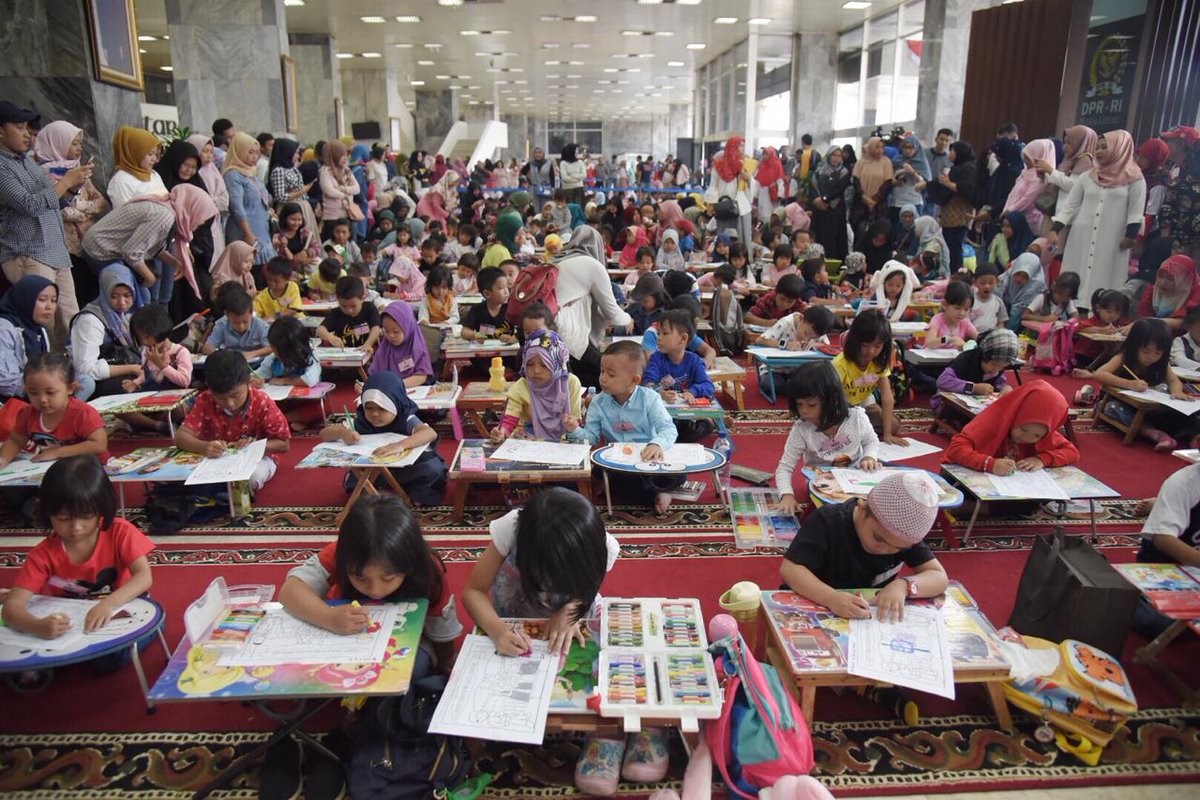 DPR_RI's tweet photo. Ketua DPR RI Bambang Soesatyo membuka secara resmi Lomba Mewarnai dan Menggambar untuk Anak-Anak dalam rangkaian Pesta Rakyat memperingati HUT Ke-74 DPR RI, di Kompleks Parlemen, Senayan, Jakarta, Sabtu, 31 Agustus 2019. #PestaRakyat #DPRbersamaRakyat #HUT74DPR #74TahunDPR https://t.co/O5BBLJxaC5
