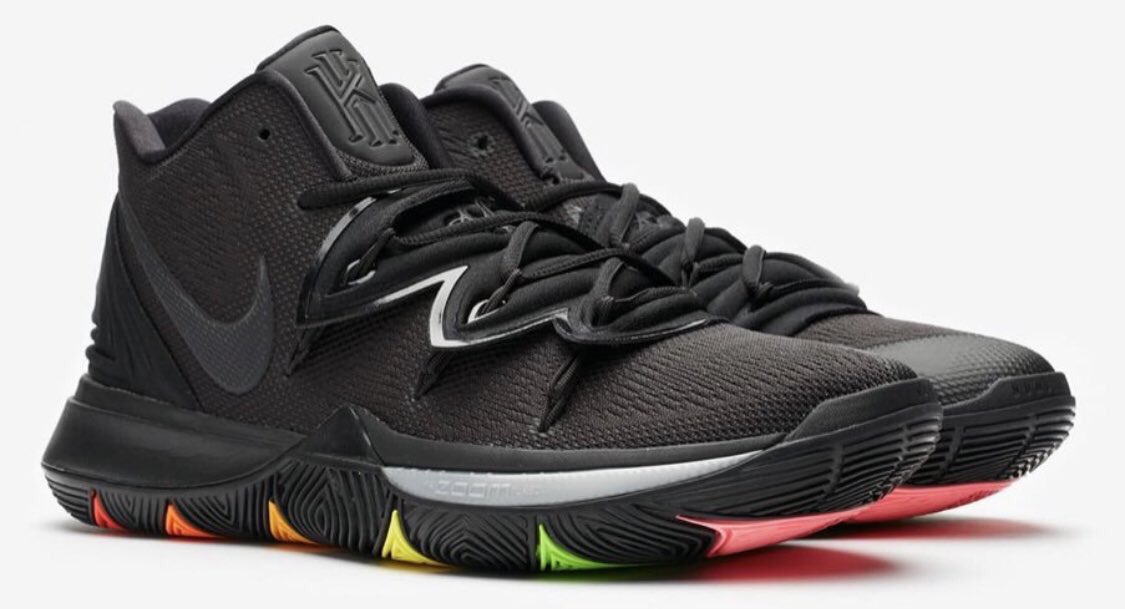 バッシュ Com Tren Twitter Nike Kyrie 5 カイリー5のニューカラーがリリースされるようです アッパーはブラック一色 カラフルなアウトソールで登場です 国内9 1発売予定です 欲しい方は是非 Kyrie5 カイリー5 バッシュ T Co