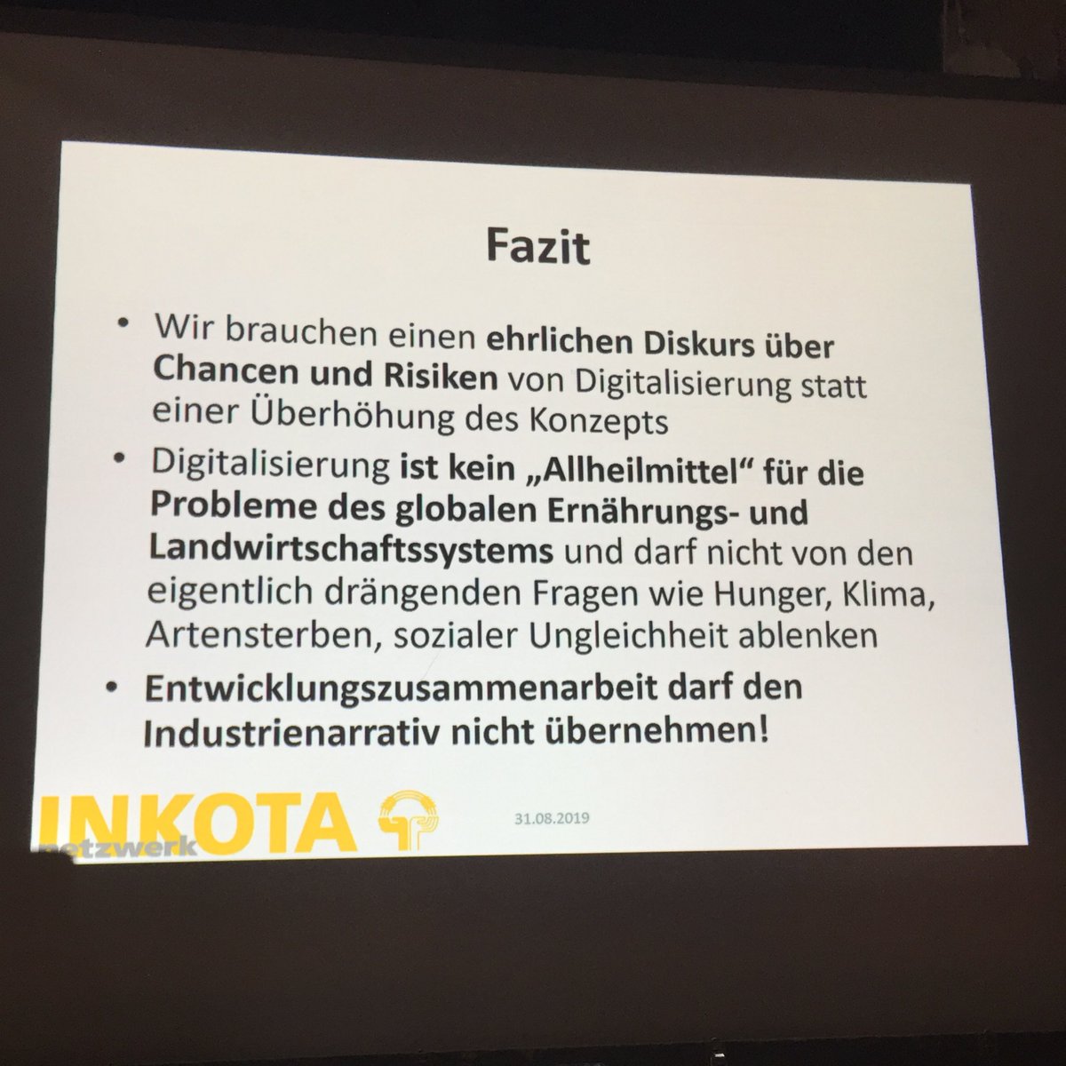 #Afritopia Vortrag von <a href="/LenaBassermann/">Lena Bassermann</a> (<a href="/INKOTA/">INKOTA netzwerk</a>) bei <a href="/utopiastadt/">UTOPIASTADT</a> zu „Algorithmus auf dem Acker - Digitalisierung: Innovative Chancen oder neue Gefahr für Kleinbauern weltweit?“ zeigt auf wie die Digitalisierung bei der Entwicklungszusammenarbeit (nicht) funktionieren sollte.