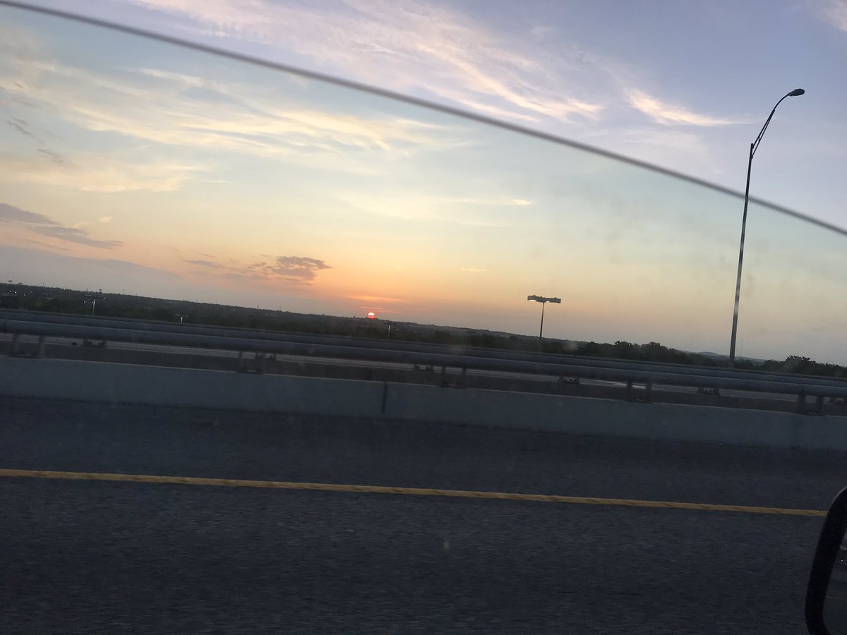 Bfordtv's tweet photo. Such a beautiful sunrise this morning as I was making my way to the airport! #atx #upearly #sdbound https://t.co/e3F94UT89L