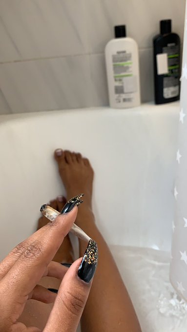 agora esperar minha banheira encher, fumando meu beck p morrer aqui https://t.co/UqRgZ8DuoZ<a href="/tag/xvideos"class="tags"><span>#xvideos</span></a>