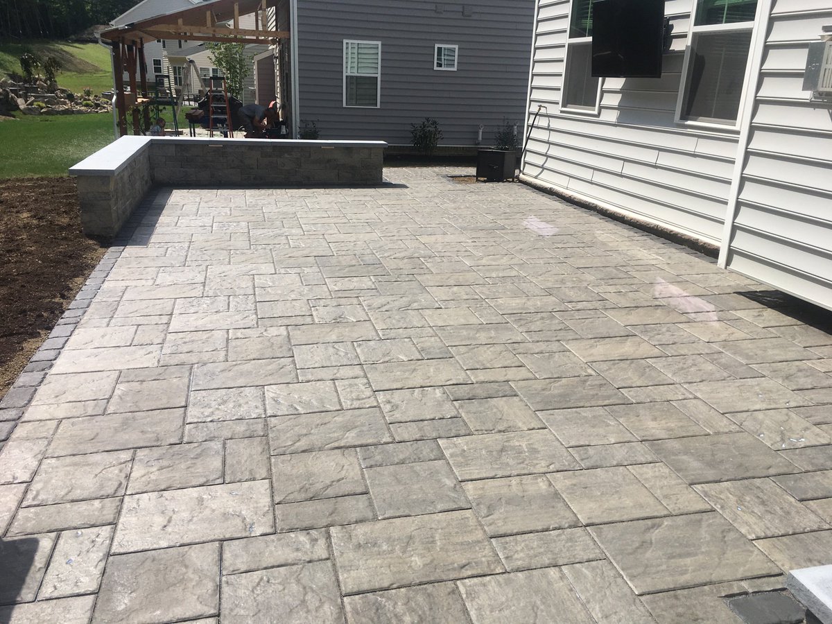 Just in time for #LaborDayWeekend !! @techobloc shale gray blu60 and Mini-Creta Architectural patio, walkway, walls and grill surround. @inlitedesign integrated and hardscape lights delivering the Wow factor after dark! #outdoorliving #Patio #grilling #backyard #Pittsburgh