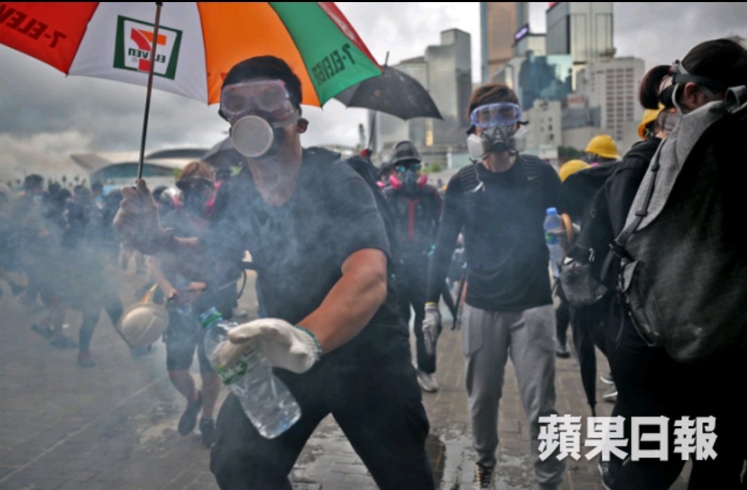 HongKonger is fighting for their freedom🔥
#EyeforHK 
#HongKongers 
#ProtectFreedomOfSpeech
#StandwithHK  
#investiageHKpoliceviolence