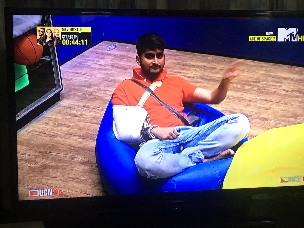 _gauravxx's tweet photo. Ye Deepak thakur saare shows mai haath tudwane jata hain kya? https://t.co/mv8QkZMADn