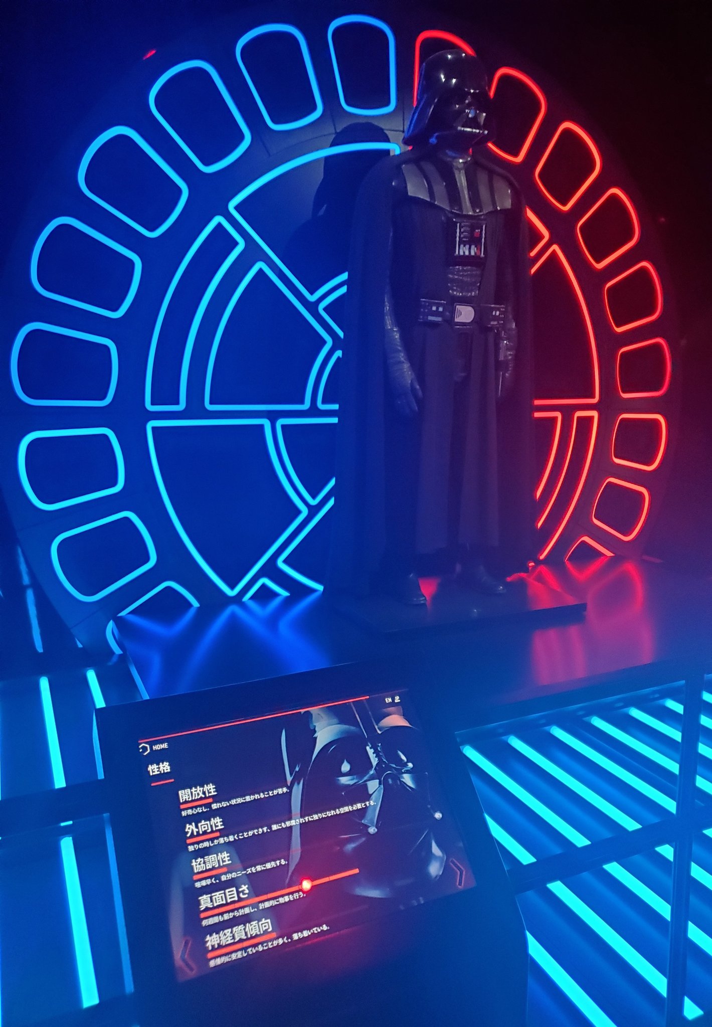 鉄塔 ラストはベイダー卿の展示 アナキンのパラメーターと比べると真面目さが上昇 この部屋は赤と青が変化するので半々になった ルークの展示も撮れて楽しい ダース ベイダーのマスクに映り込む卿の姿 青いけど T Co Bndivm5h Twitter