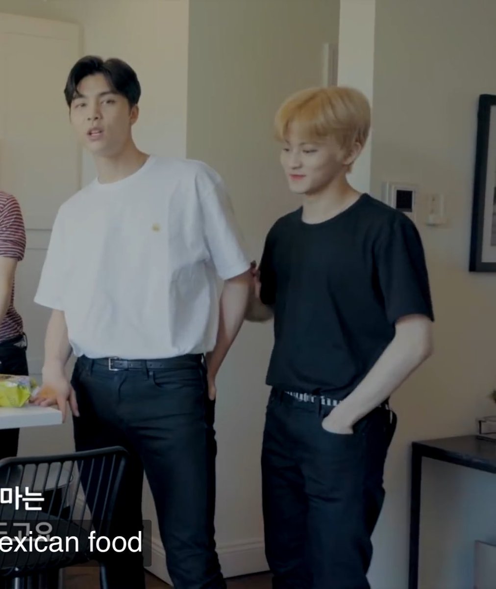 จอห์นยืนกับมาร์คทีไร ออร่าแด๊ดแผ่กระจาย55555555555