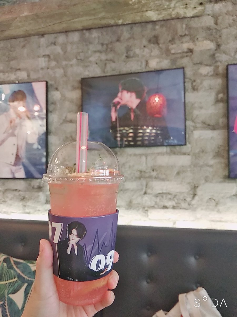 SimPanda91's tweet photo. #9791hz
#정국아_너의_헤르츠를_믿어
@9791hz 
@BTS_twt 

하트정국이💜
자몽에이드 진짜진심대박 맛있었어요!!
ㅜㅜ포카 대박입니다ㅜㅜㅜㅜ
컵도 따로 주시고 컵홀더도!!!!!!
짱이에요 짱짱👍💜💜💜💜💜💜💜 https://t.co/00VprcW2dK