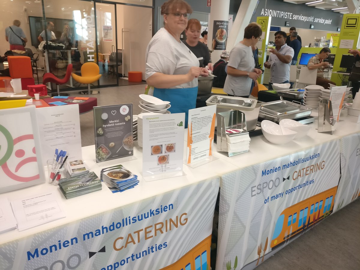 #espoopäivänä Iso Omenassa maisteltiin <a href="/espoocatering/">Espoo Catering Oy</a>'in uusia kasvisruokia, seitankiusausta ja kasvissosekeittoa, joiden reseptit syntyneet yhteistyössä koululaisten kanssa #papuposset kisassa. Nam, olipa hyvää! espoo.fi/fi-FI/Espoon_k… #ruokapalvelut #kouluruokailu