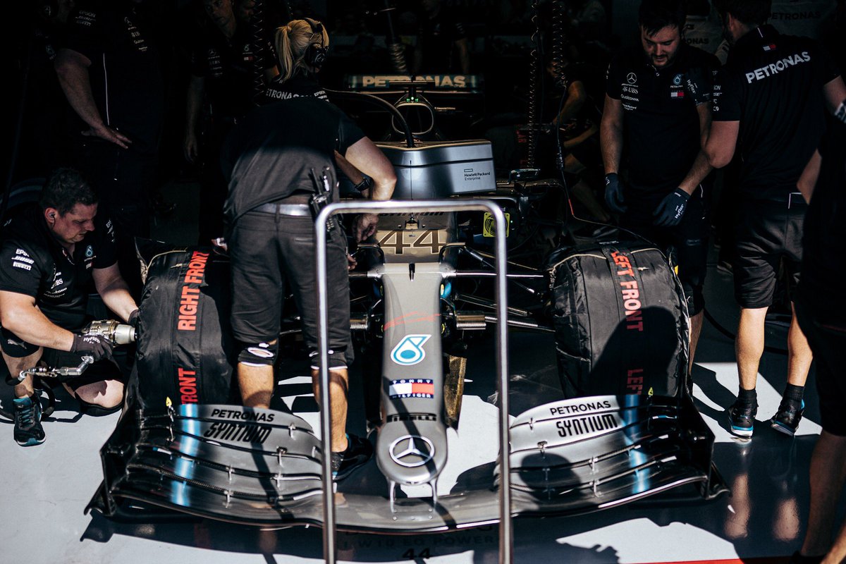 DONE! 🤜🤛 Let’s hear it for the guys, mega turnaround to get Lewis’ W10 fit and fighting for Quali! 👏

#BelgianGP #F1