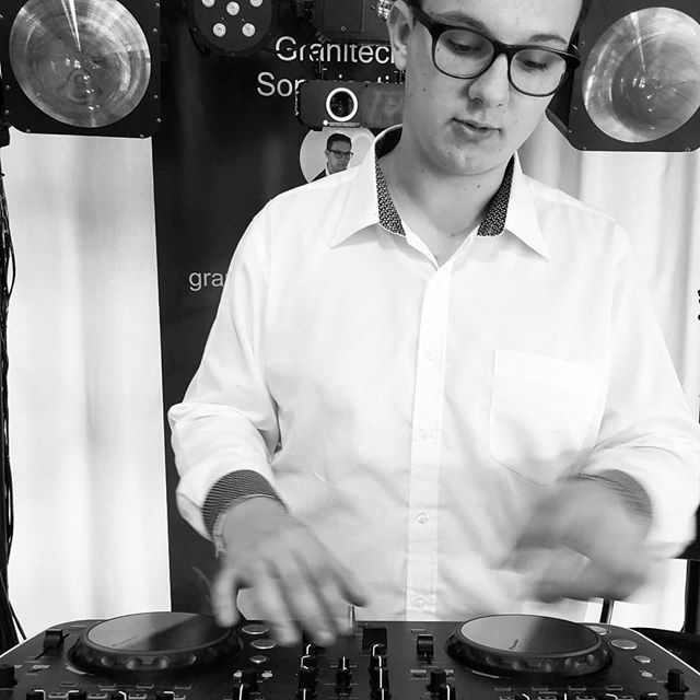 legrenier59's tweet image. DJ granitech aux platines, avec 2 petits nouveaux ! Ajout de deux puissants flowers à leds : les cubes. Verdict ce soir, prêt à faire vibrer le dancefloor ! #mariage310819 #lightsystem #dj #deejay #pionner #granitech #mix #dancefloor #discjockey #soirée … ift.tt/32aseg2