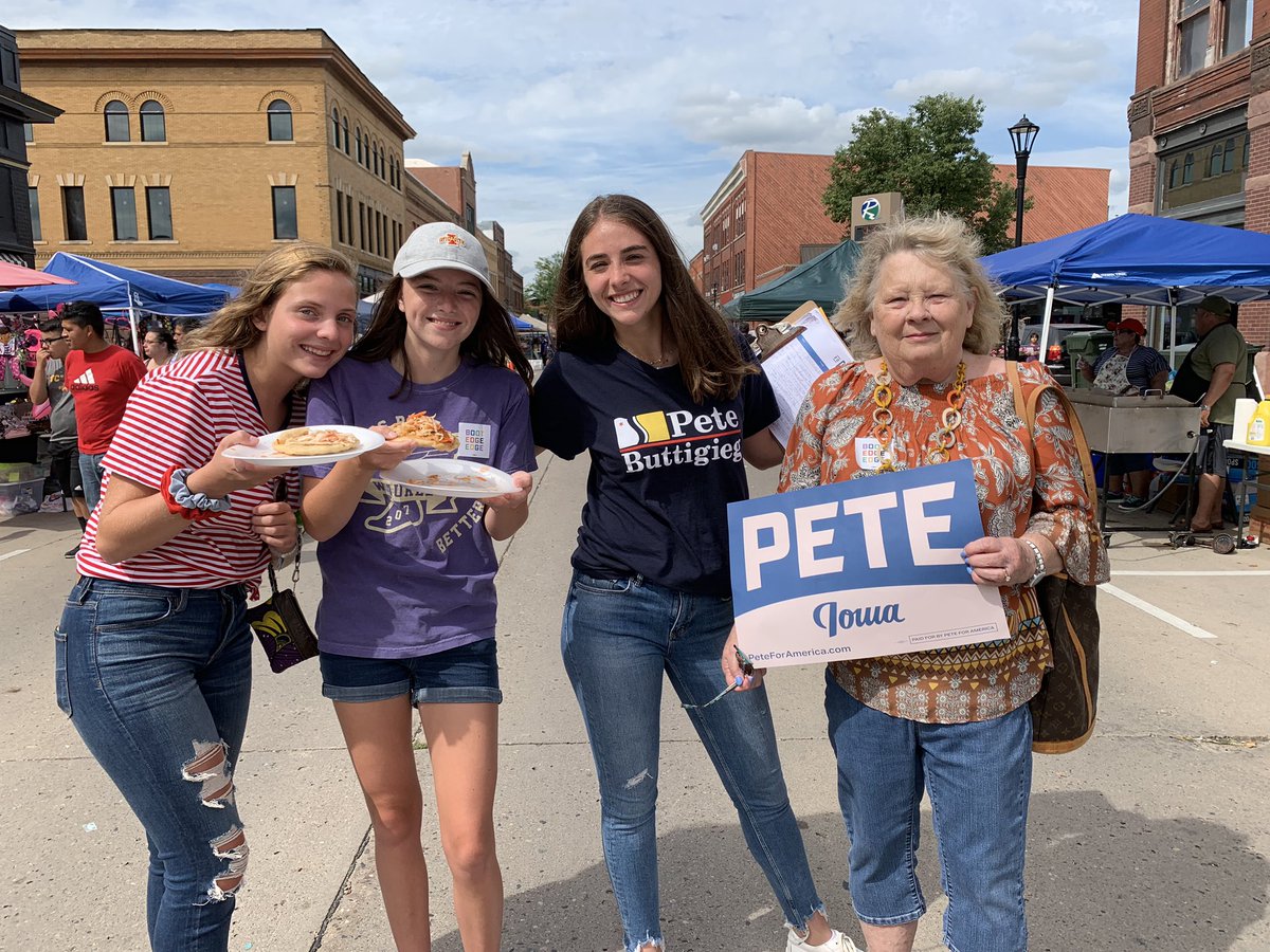 daliaw8's tweet photo. Throwing it back to #PerryLatinoFest last week! 

We ❤️intergenerational activism + puppies who want to #WinTheEra!!!

#IAPawcus #PeteForAmerica #Pete2020 #Perry #DallasCounty https://t.co/qtVOlojAt2