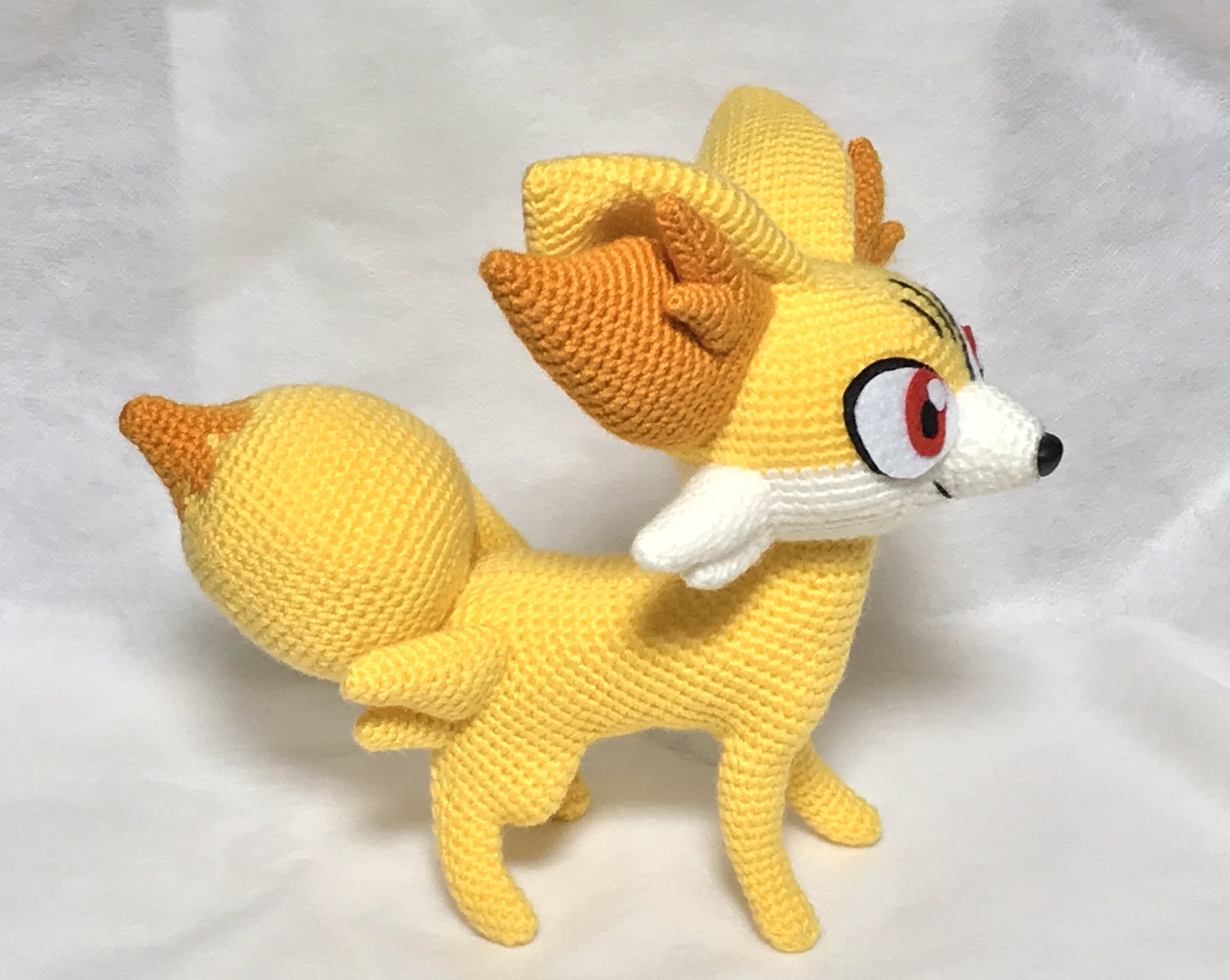 あびす あみぐるまー ポケモンシリーズより フォッコ のあみぐるみです 首は左右に動くようになっています 高さ 前脚から耳の先まで 24cm あみぐるみ ポケモン手芸部