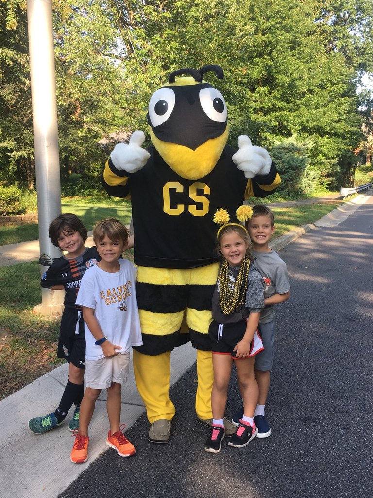 CalvertSchoolMD's tweet photo. Congratulations to all of the Charles Street 12 runners! We had a great time handing out water this morning. Mighty Bee and his mighty squad cheered on all of this morning’s participants. Thank you to our wonderful volunteers. #charmcityrun #chuck12 https://t.co/8ChMp27KGt