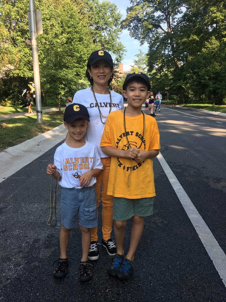 CalvertSchoolMD's tweet photo. Congratulations to all of the Charles Street 12 runners! We had a great time handing out water this morning. Mighty Bee and his mighty squad cheered on all of this morning’s participants. Thank you to our wonderful volunteers. #charmcityrun #chuck12 https://t.co/8ChMp27KGt
