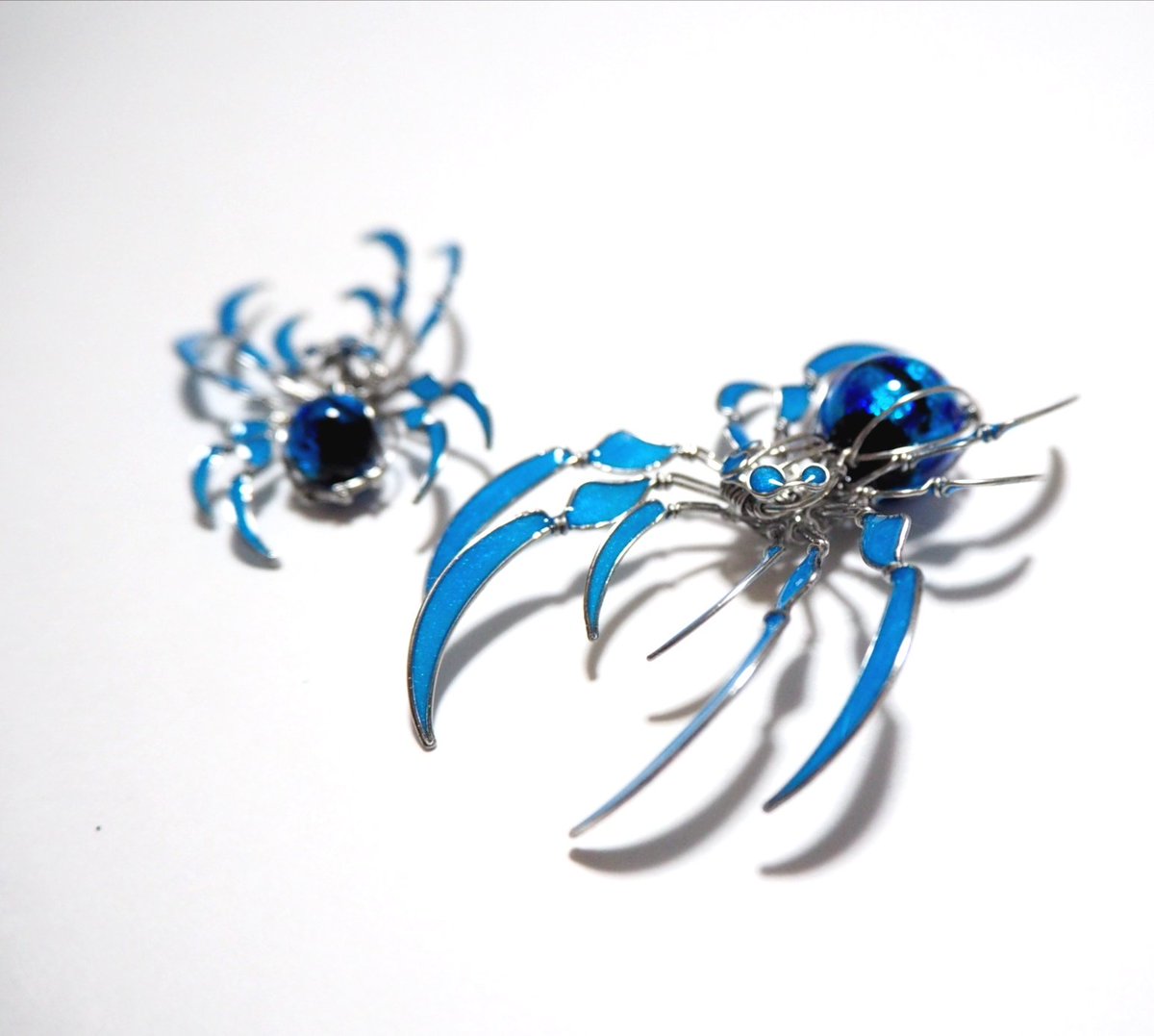 Twitter 上的 あー 螢蜘蛛 足の着色方法変えました 明るい所では深みのある綺麗な青 暗闇でしっかりと光ります 針金細工 アーティズムマーケット大阪 アーティズムマーケット T Co Kfphxnk1sb Twitter