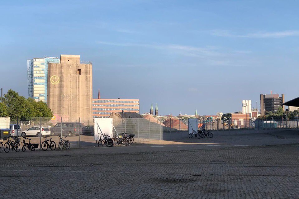 Wirtschaft_HB's tweet photo. Eines der spannendsten Stadtentwicklungsprojekte Bremens: die Überseeinsel zwischen Weser und Europahafen.

An diesem Zukunftsort entsteht ein neues Stadtquartier: grün, modern, produktiv und nachhaltig. So wird Bremen noch attraktiver. https://t.co/5TbYHtt2fc