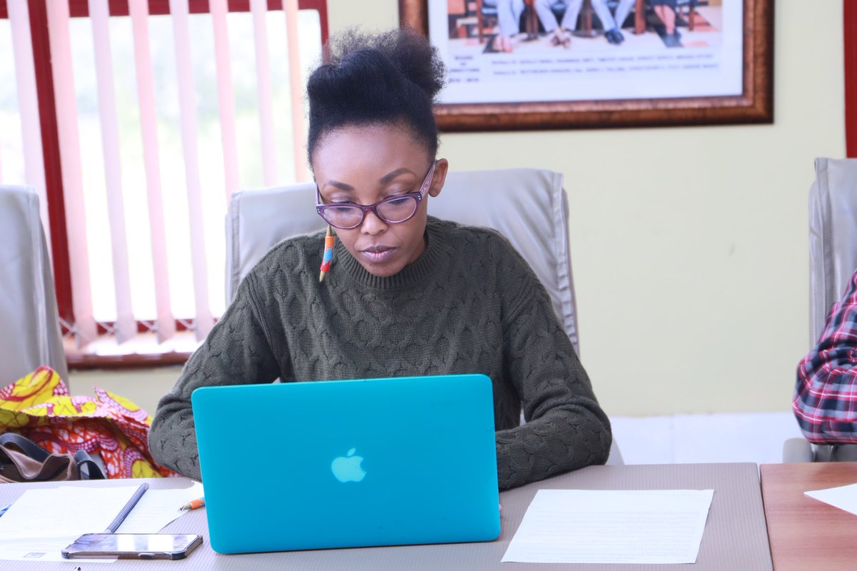 kenyafilmcomm's tweet image. Having learnt how to deconstruct the premise, the participants of the scriptwriting masterclass have noe been put to task to craft a synopsis, refine the logline and learn how to pitch their project. #BestScriptKE @MoICTKenya