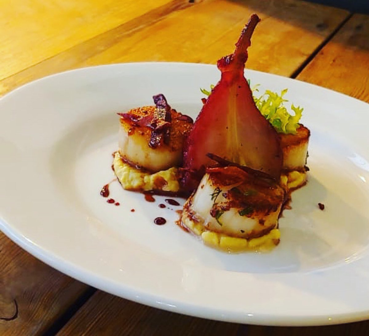 georgewraysbury's tweet photo. Ok. not 1, not 2, BUT 3 tantalizing dishes on our special menu to temp you... #scallops #chicken #parfait #chutney #pear #bacon #egg #tuna #menu #specials #foodporn #wraysbury #dinner #drinks #wine #treat #resturant #happyplace 
Call our team to reserve a table now! 01784 482000 https://t.co/9qmO9zVouw