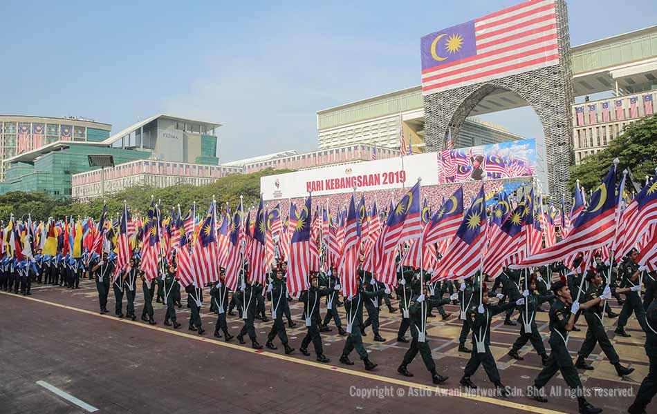 501Awani's tweet photo. #AWANInews [GALERI FOTO] Seronok, meriah dan bangga! Warna-warni kemegahan Hari Kebangsaan 2019 #MerdekaKU #MaknaMerdeka https://t.co/9juP85KVM1 https://t.co/1HbANmh4tn