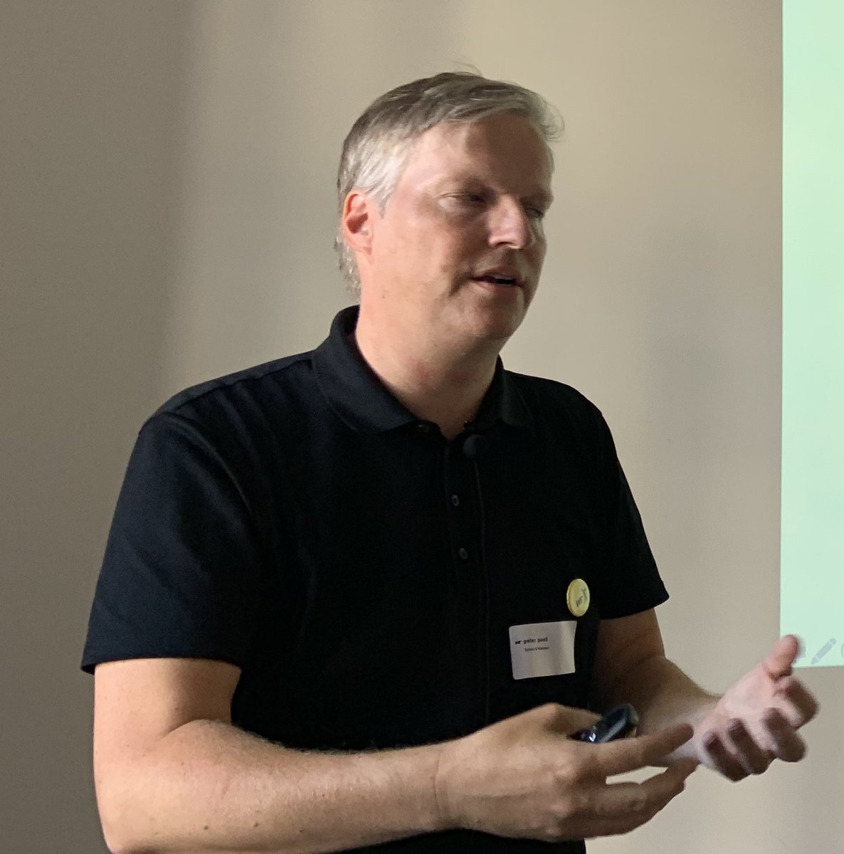 BettinaPSchmidt's tweet photo. Stein gewordene Filterblase. In dem Amazon-Buchgeschäft in den USA werden die Bücher geführt, die die Menschen aus der Gegend wahrscheinlich kaufen wollen. Peter Post von @scholzvolkmer beim #bdc19 https://t.co/bWFdkdCyZZ