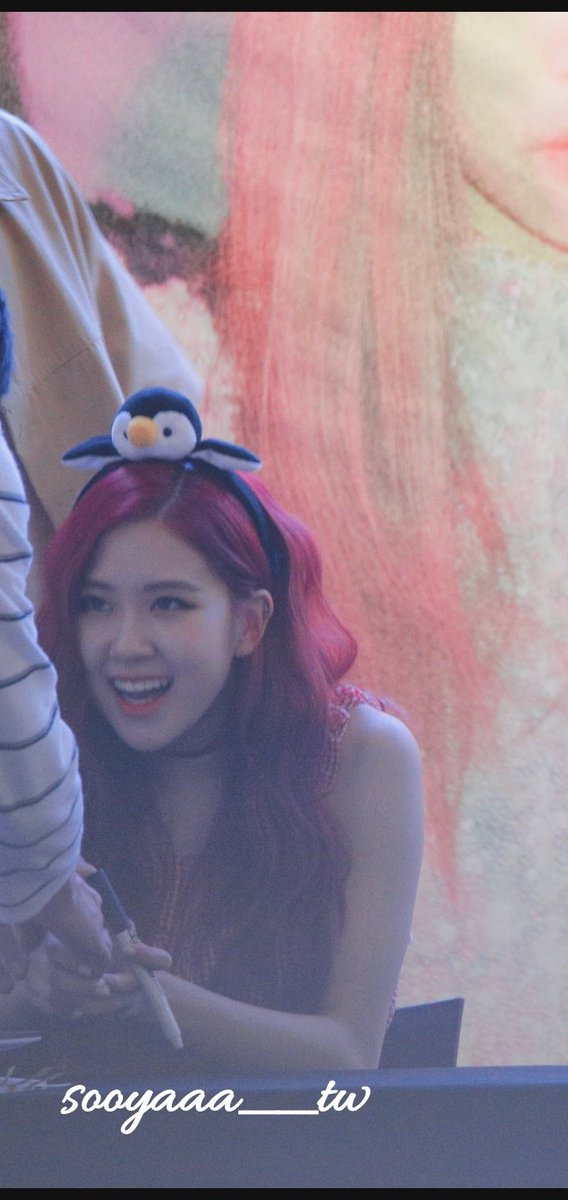 sooyaaa__tw's tweet photo. Rosé I love you😘
#StayStrongRosé https://t.co/xYxmxOa6xQ