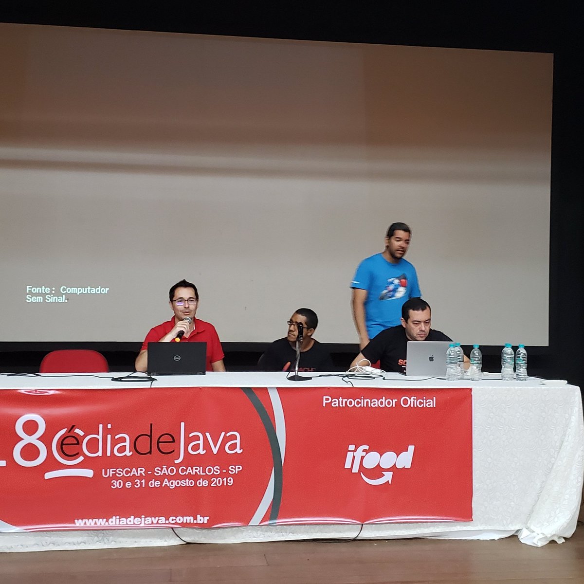 DiaDeJava's tweet photo. Começando agora a terceira e última palestra da manhã
#SouJava #Java #UFSCar #iFood #DC #DiaDeJava https://t.co/P5auAK19Sf