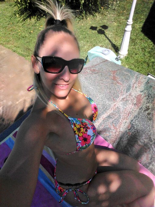 &Uacute;ltimo diita de piscineo aprovechando los rayos de sol https://t.co/LBf1sSPtMN