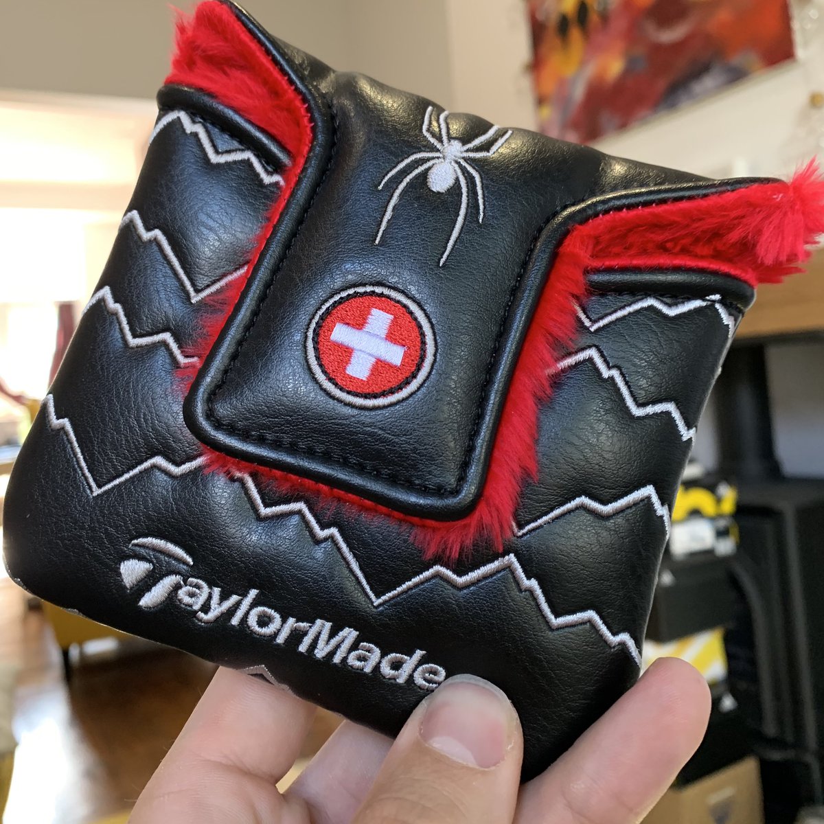 #Giveaway time! This <a href="/TaylorMadeTour/">TaylorMadeGolfEurope</a> special edition <a href="/omegaEUmasters/">OmegaEuropeanMasters</a> Spider headcover! Simply RT and ❤️ 
It’ll fit onto most mallet putters, draw on Monday 👍