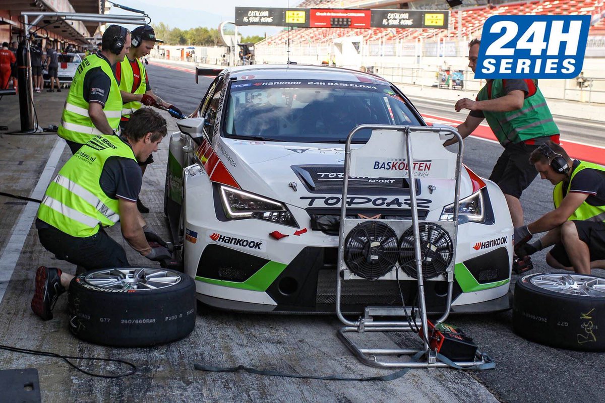Cupraracing's tweet photo. What a start for #TopCar by @BasKoetenRacing leading #TCRClass of #24HBCN Race of @24HSERIES and @Baporo in P3 after the first four hours in @circuitcat_eng. https://t.co/gr8pnnztCw