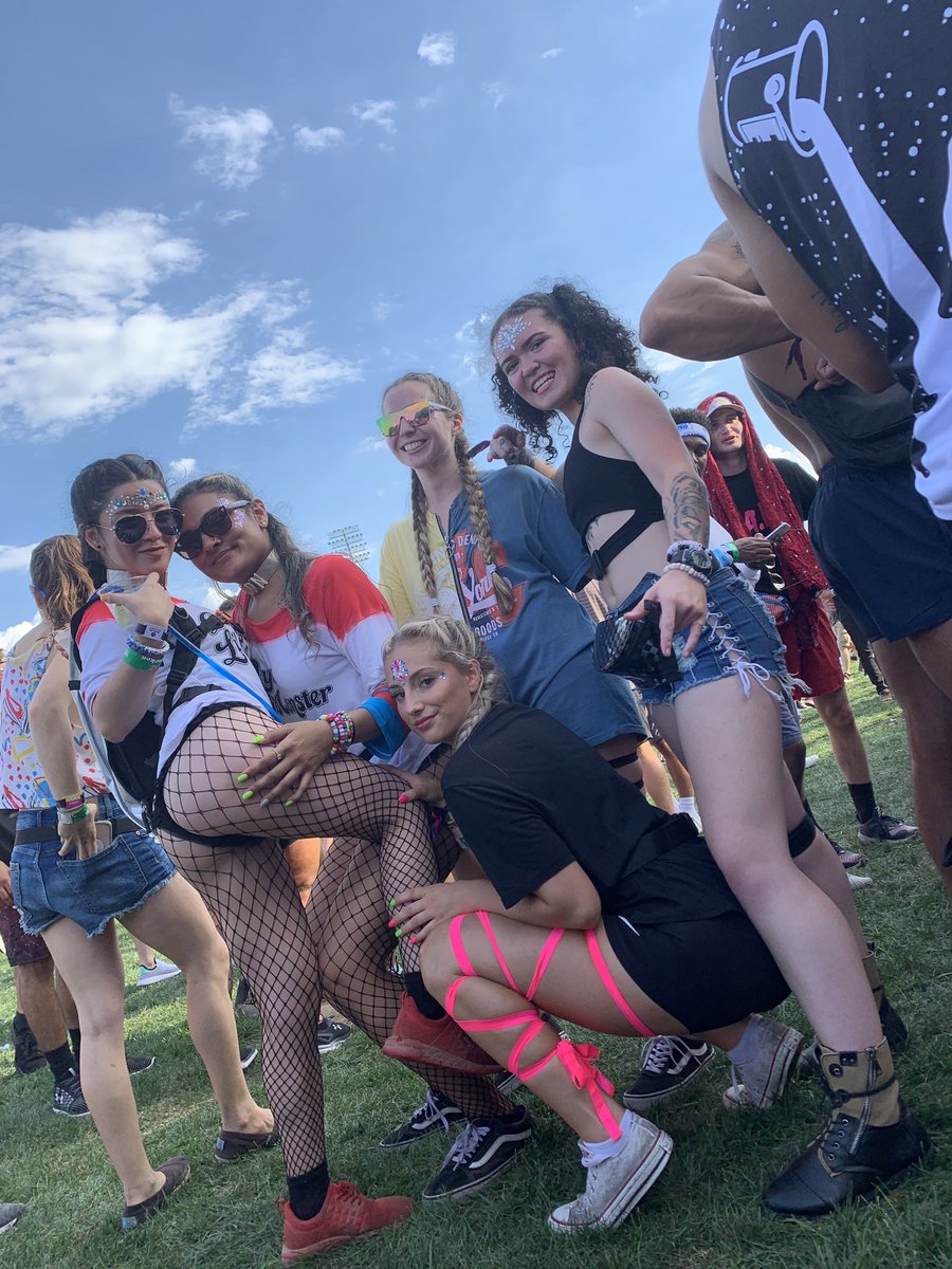 Walltermelon11's tweet photo. Bbys @ElectricZooNY https://t.co/w04nTfrheF