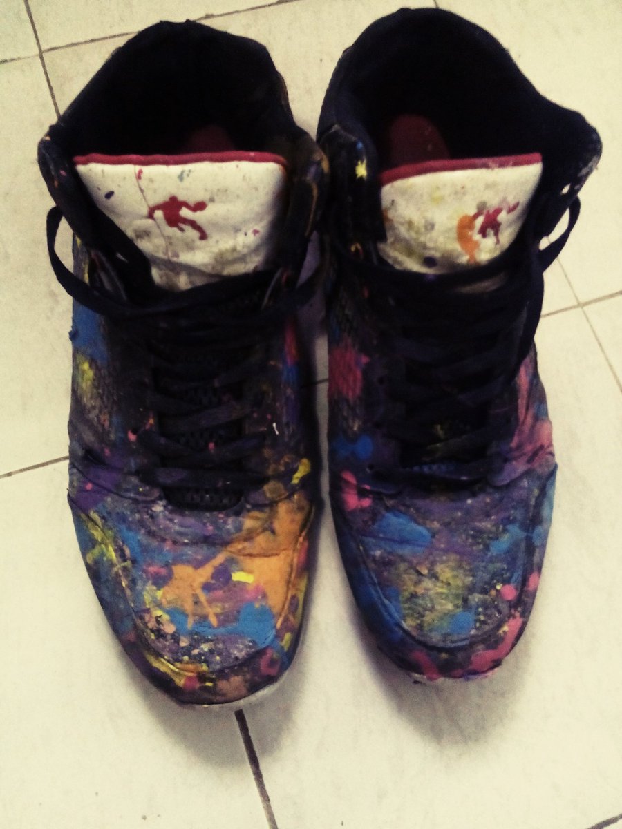 Accimente's tweet image. Asi como cuando te gusta pintar y no te importan tus zapatos...así pues 🔥
#FelizSabado #FelizFinDeSemana #31agosto #mundialdebaloncesto