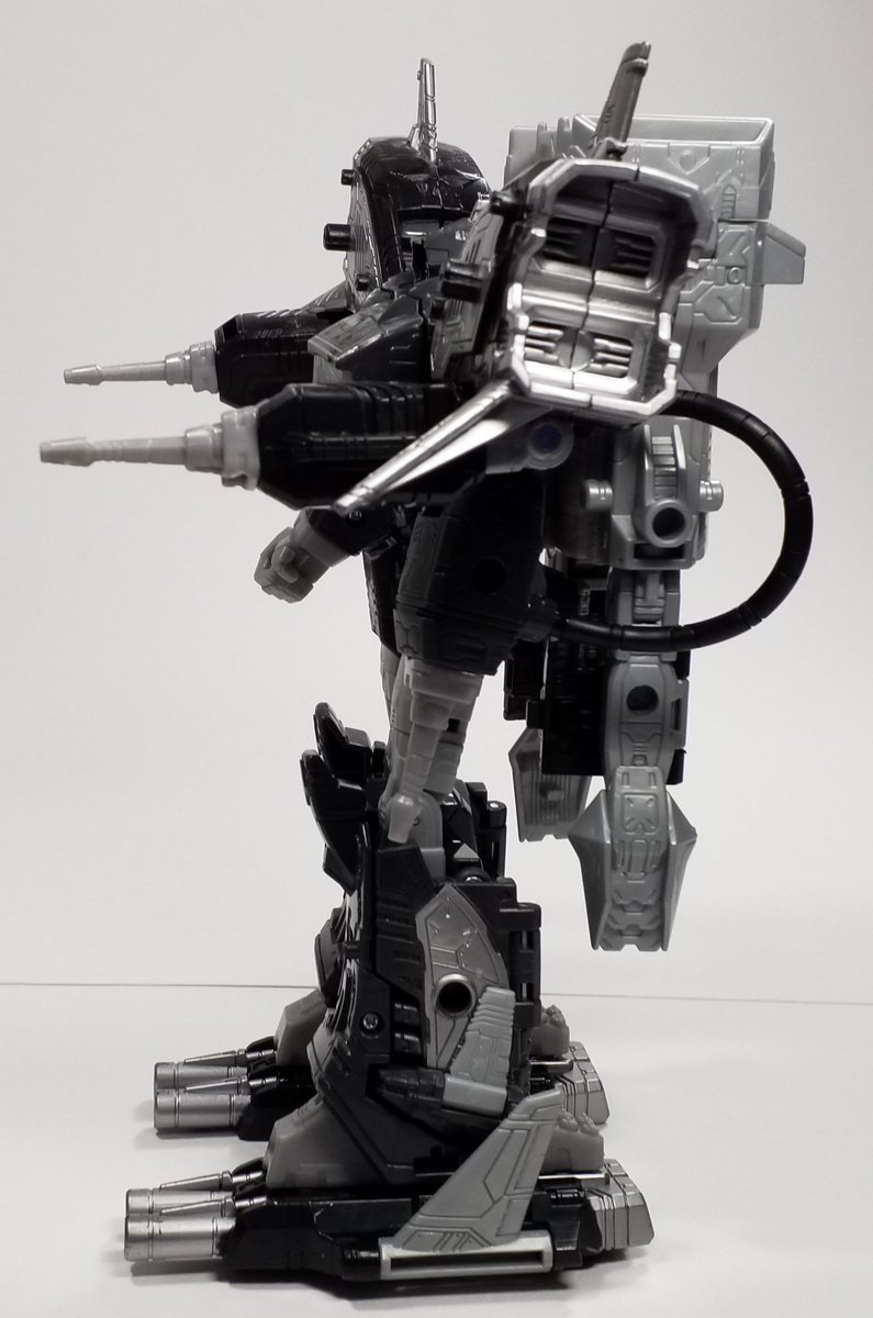 Jamie_L_UK's tweet photo. P1 Galactic Man Shockwave with special guest Shockwave! TFNation unboxed.
#Transformers #TFUK #takara #Hasbro #TFnation2019 #Shockwave #Galacticman https://t.co/Ayo6Xf46jV