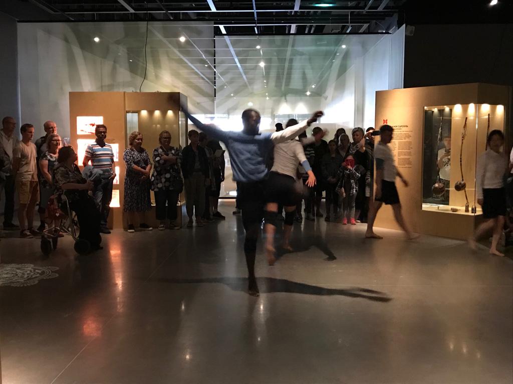 HRmuseo's tweet photo. Uudet tilat on nyt korkattu. Kiitos @glimsgloms -
makupaloja syksyn Respect-esityksestä. Yleisö eli vahvasti mukana. Tätä lisää! #KulttuuriEspoo #Espoopäivä #Entresse https://t.co/uNr0npIiKu