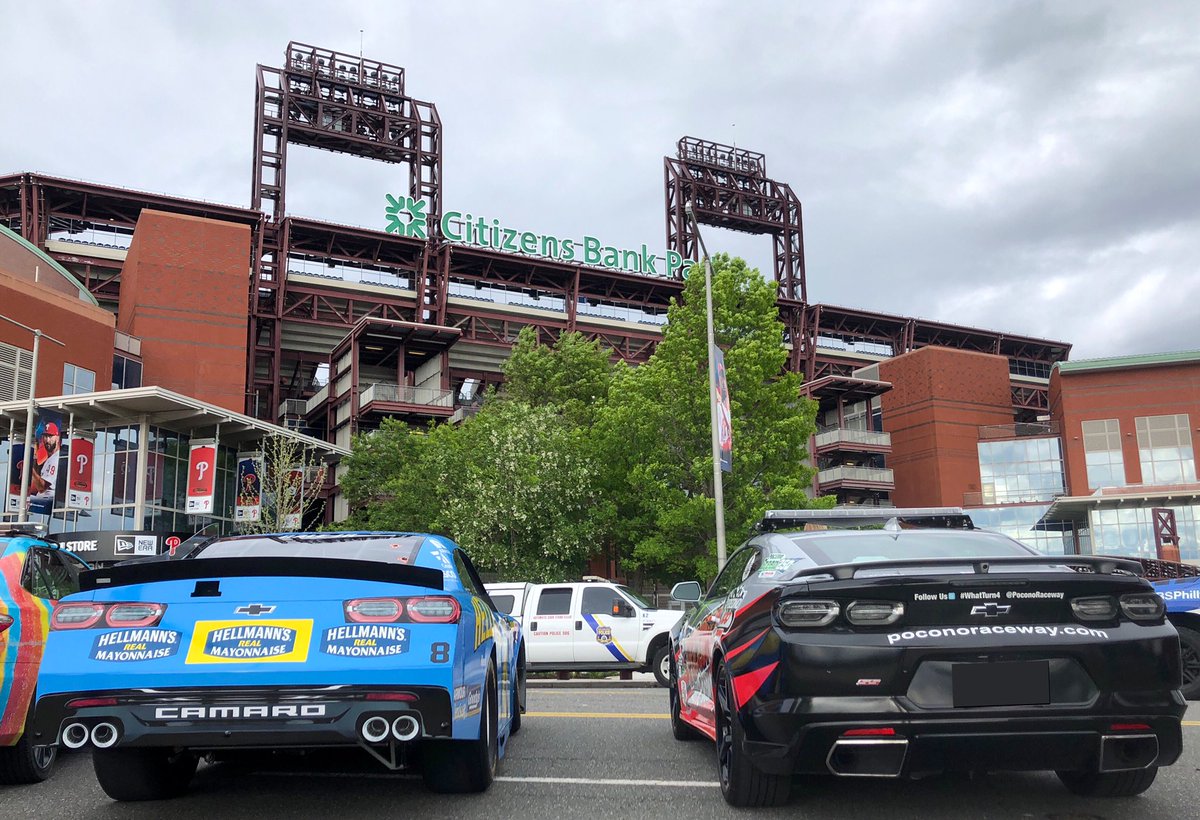 LaRosej3's tweet photo. Remember how cool @DaleJrβs @Hellmanns #NASCARThrowback looked at the #XfinityTakeover?
Just imagine how cool it would look in Victory Lane today @TooToughToTame!
Good luck Dale!
#NASCAR #XfinitySeries #DaleYeah https://t.co/qHDDwlffQi