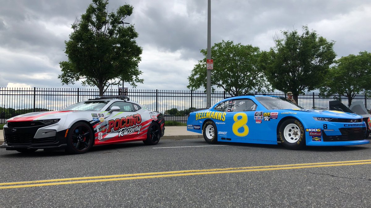 LaRosej3's tweet photo. Remember how cool @DaleJrβs @Hellmanns #NASCARThrowback looked at the #XfinityTakeover?
Just imagine how cool it would look in Victory Lane today @TooToughToTame!
Good luck Dale!
#NASCAR #XfinitySeries #DaleYeah https://t.co/qHDDwlffQi