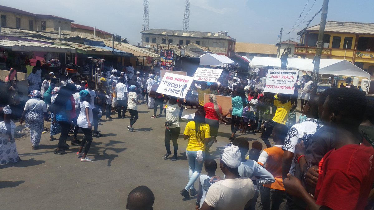 cmghana's tweet photo. CM goes outdoors in the city of Accra today. Issa outreach distin inna de Jamestown community
Aim is to educate young people on body autonomy and the right to seek #ComprehensiveAbortionCare to avoid unsafe abortion related deaths
#MyBodyMyRight #SRHR #SDGs #GESI https://t.co/fheUJ7y26P