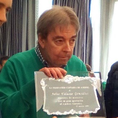 fcajedrez's tweet photo. ♟️Julio Velasco nos ha dejado♟️Gran pérdida para toda la familia del #Ajedrez de #Cantabria. Maestro de maestros y gran jugador, su legado y su memoria perdurará entre nosotros/as. Descanse en Paz. El homenaje que le rendimos en el 2018➡️https://t.co/GModhnu1nH https://t.co/rULPM0WNzi