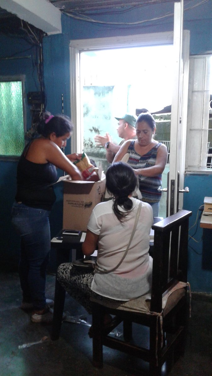 mariadcramirez1's tweet photo. Fueron Beneficiadas 395 Familias En Nuestro Municipio Torbes, Sector Vista Hermosa Y El Chaparral Con La Cajita CLAP 📦❤ Gracias A Nuestro Presidente @NicolasMaduro 
#NoMasTrump 
#SoyComunicadorClap
@FreddyBernal @BermudezJoseA @GMAS_Tachira @ROBERTOLOBOT @gmastorbes https://t.co/NxGK5IiJIO