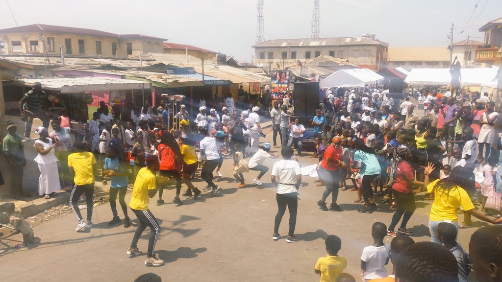 cmghana's tweet photo. CM goes outdoors in the city of Accra today. Issa outreach distin inna de Jamestown community
Aim is to educate young people on body autonomy and the right to seek #ComprehensiveAbortionCare to avoid unsafe abortion related deaths
#MyBodyMyRight #SRHR #SDGs #GESI https://t.co/fheUJ7y26P