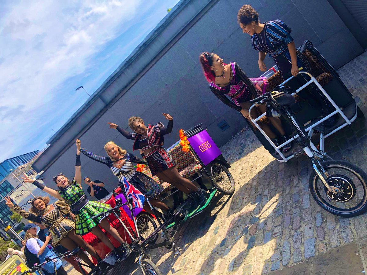 Aimieatkinson's tweet image. What an incredible day! 

Thank you to all our fans for your love and support! 

You are all true Queens! 👑

#sixthemusical #flashmob #Queens