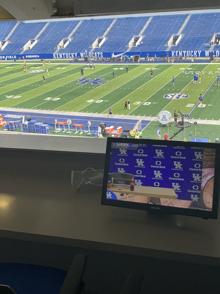 GCchambers95's tweet photo. Ready to watch the Cats kickoff the season!! #FootballTimeInTheBluegrass #BBN https://t.co/WUMTN6MflL